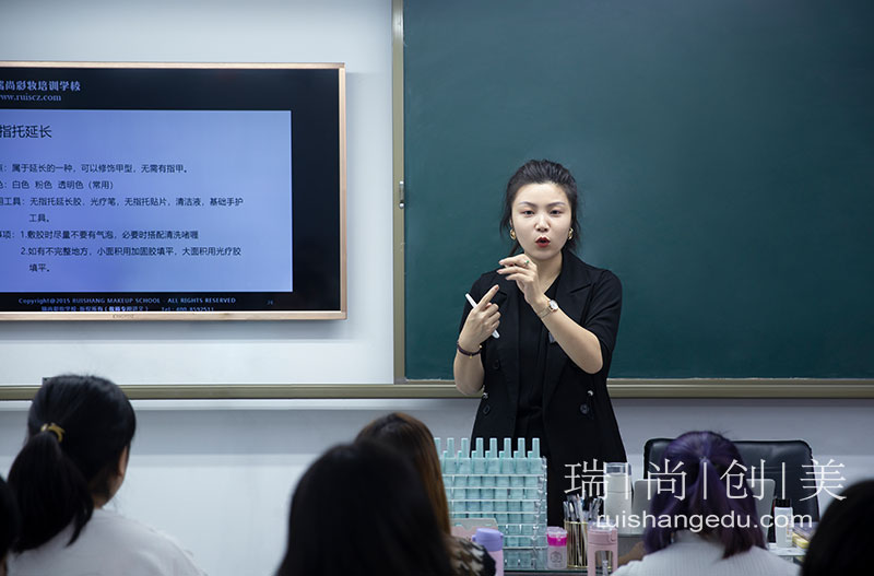 為什么新手小白學習美甲后可以快速創業？學習美甲需要注意哪些事情？